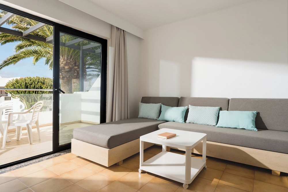 Apartamentos Los Tulipanes — Hotel rooms in Puerto del Carmen, Canary Islands