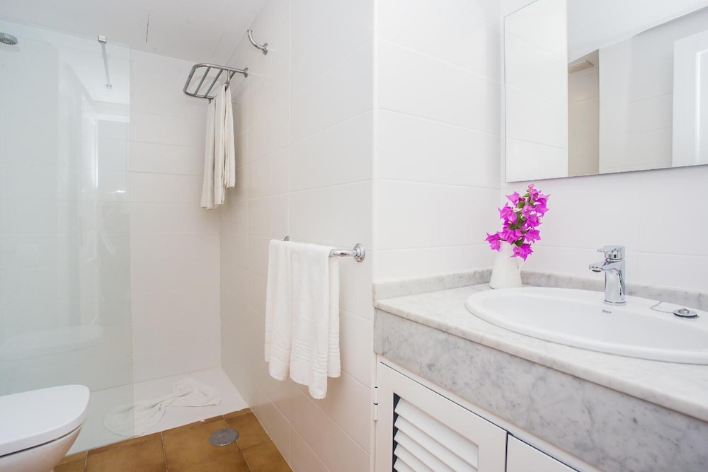 Apartamentos Los Tulipanes — Hotel rooms in Puerto del Carmen, Canary Islands
