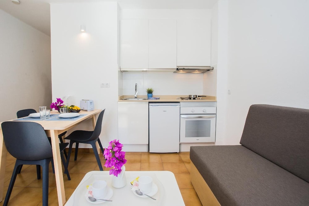Apartamentos Los Tulipanes — Hotel rooms in Puerto del Carmen, Canary Islands