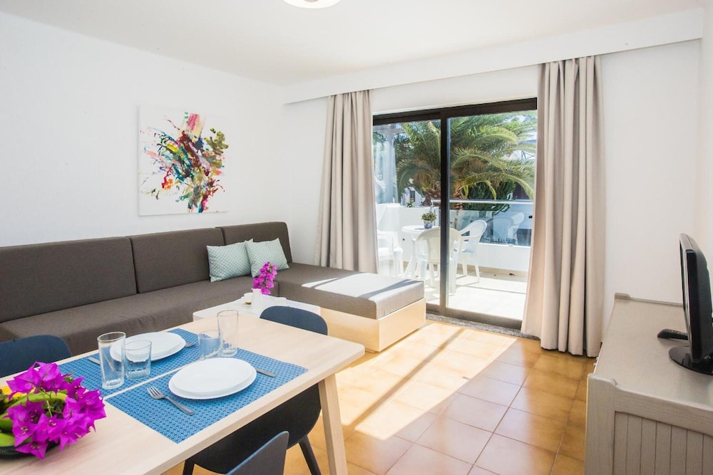 Apartamentos Los Tulipanes — Hotel rooms in Puerto del Carmen, Canary Islands