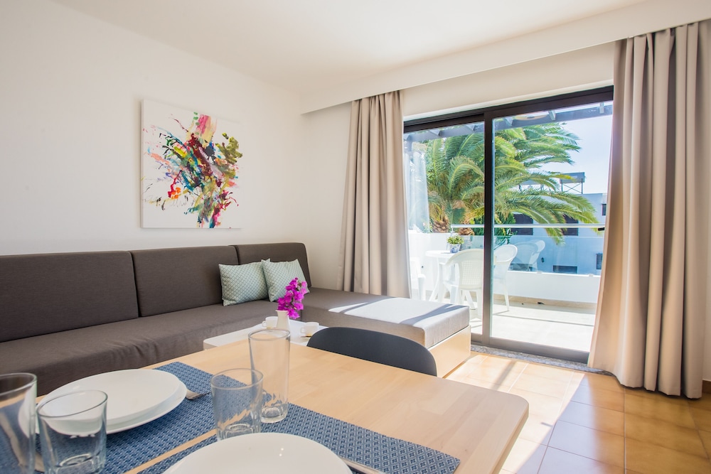 Apartamentos Los Tulipanes — Hotel rooms in Puerto del Carmen, Canary Islands