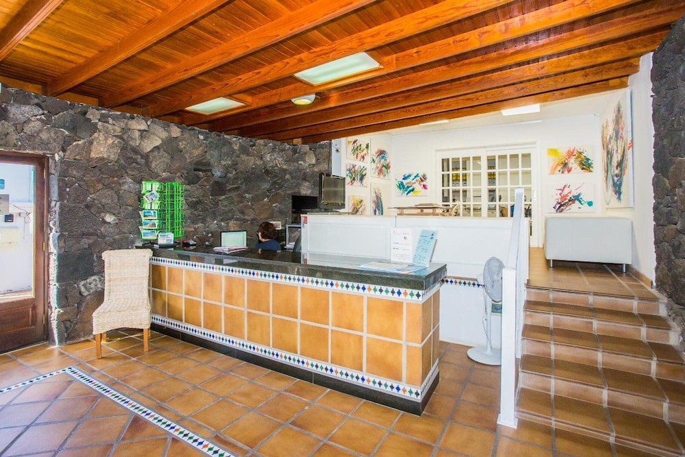 Apartamentos Los Tulipanes — Hotel building in Puerto del Carmen, Canary Islands