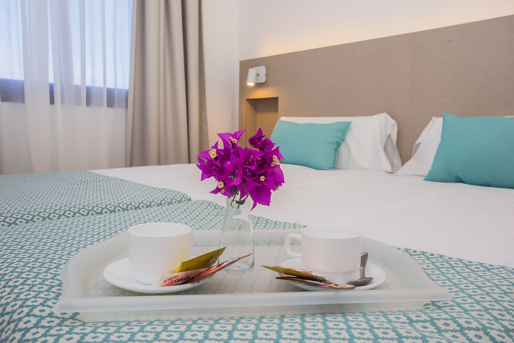 Apartamentos Los Tulipanes — Hotel rooms in Puerto del Carmen, Canary Islands