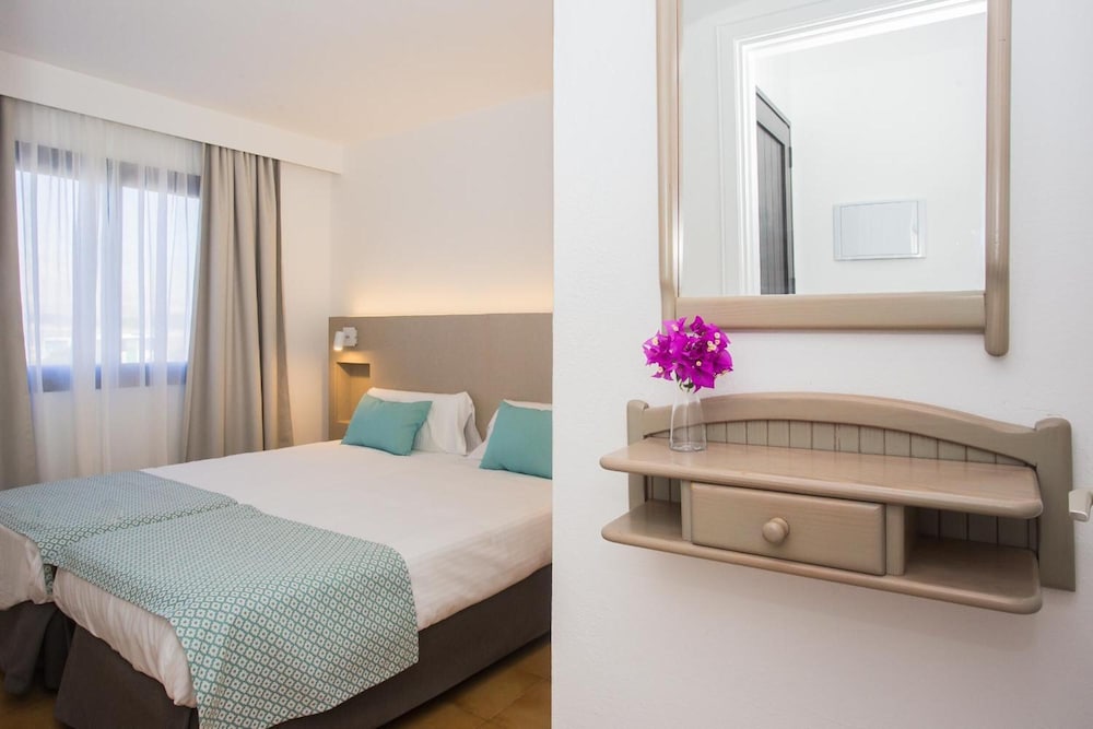 Apartamentos Los Tulipanes — Hotel rooms in Puerto del Carmen, Canary Islands