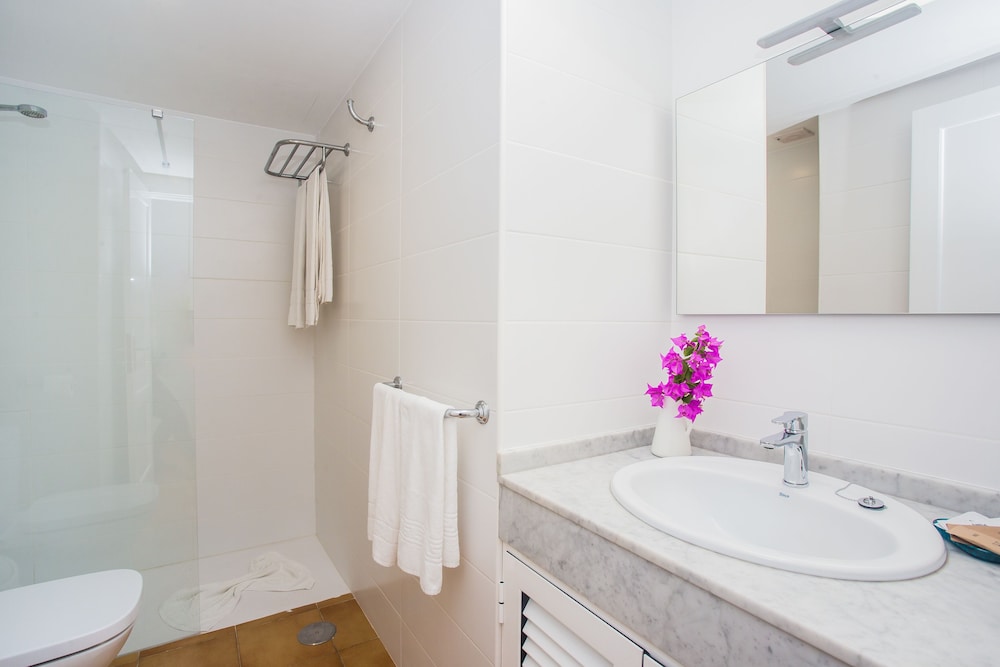 Apartamentos Los Tulipanes — Hotel rooms in Puerto del Carmen, Canary Islands