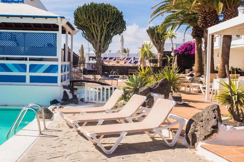 Apartamentos Los Tulipanes — Beach in Puerto del Carmen, Canary Islands