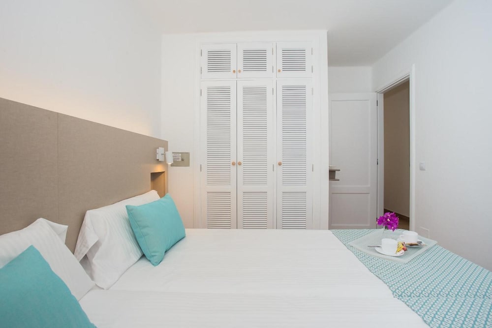 Apartamentos Los Tulipanes — Hotel rooms in Puerto del Carmen, Canary Islands
