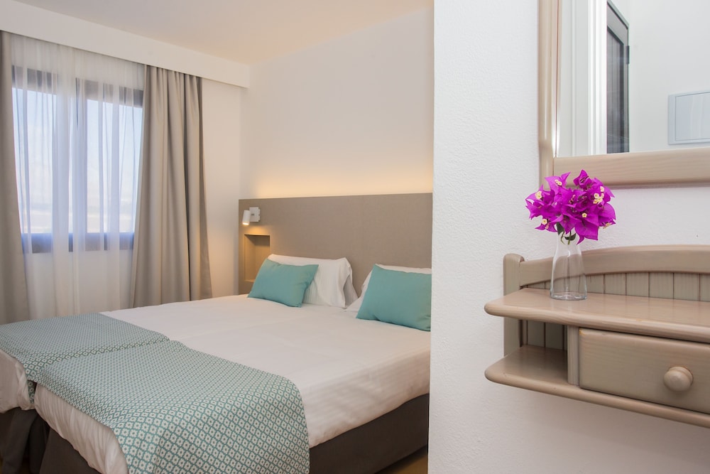 Apartamentos Los Tulipanes — Hotel rooms in Puerto del Carmen, Canary Islands