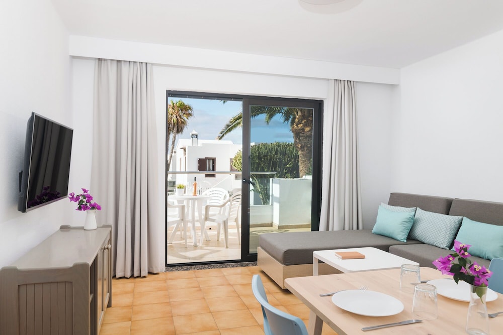 Apartamentos Los Tulipanes — Hotel rooms in Puerto del Carmen, Canary Islands