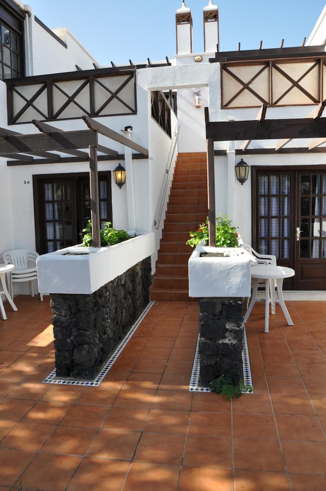 Apartamentos Los Tulipanes — Hotel building in Puerto del Carmen, Canary Islands