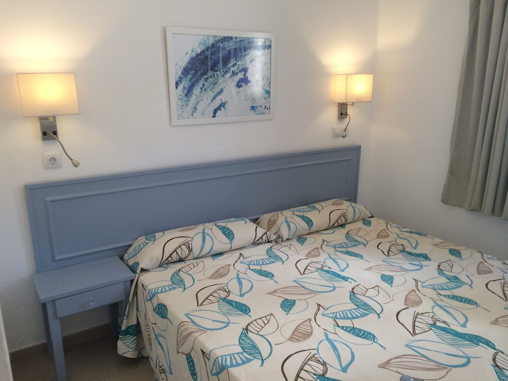 Apartamentos Los Tulipanes — Hotel rooms in Puerto del Carmen, Canary Islands