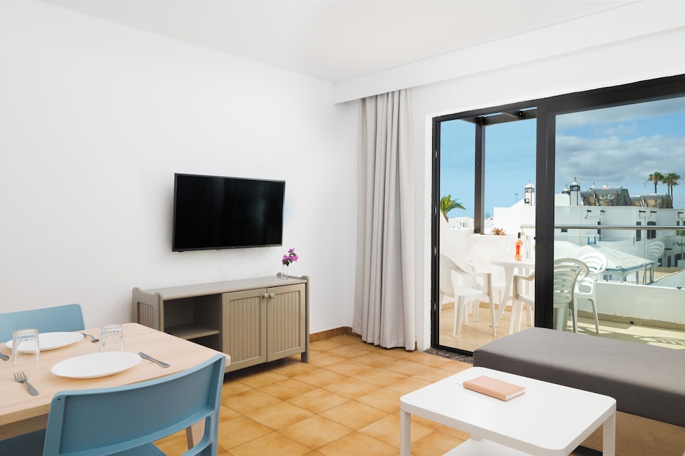 Apartamentos Los Tulipanes — Hotel rooms in Puerto del Carmen, Canary Islands