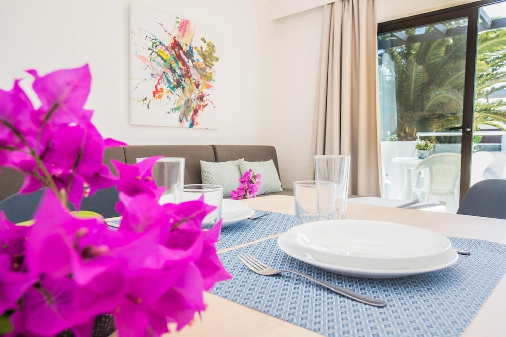 Apartamentos Los Tulipanes — Hotel rooms in Puerto del Carmen, Canary Islands