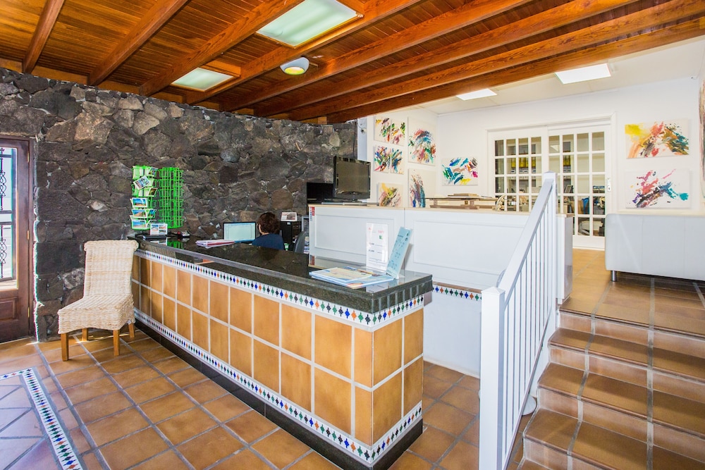 Apartamentos Los Tulipanes — Hotel building in Puerto del Carmen, Canary Islands