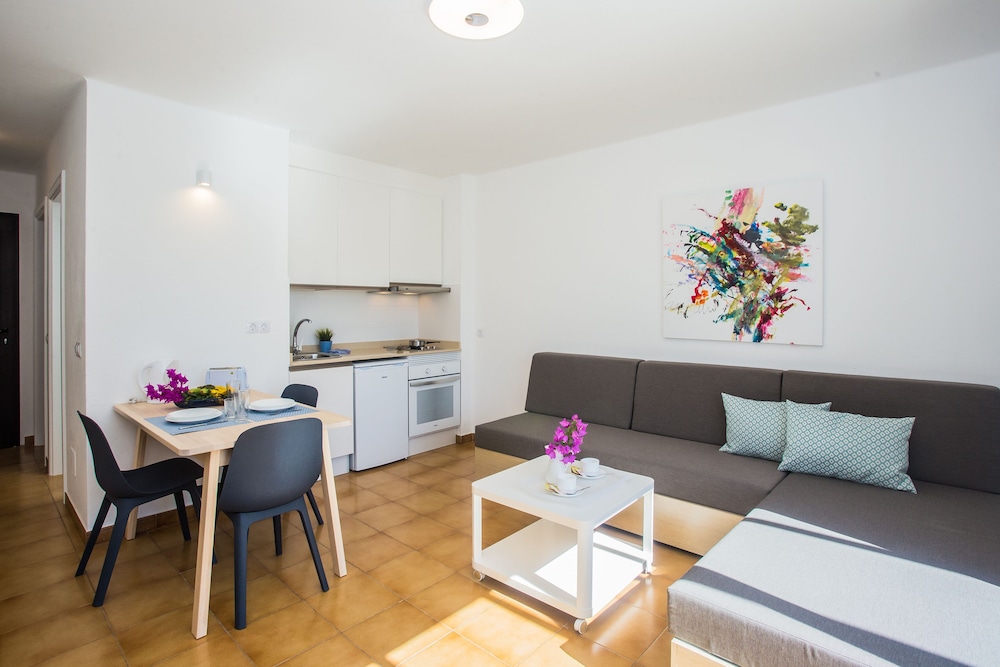 Apartamentos Los Tulipanes — Hotel rooms in Puerto del Carmen, Canary Islands
