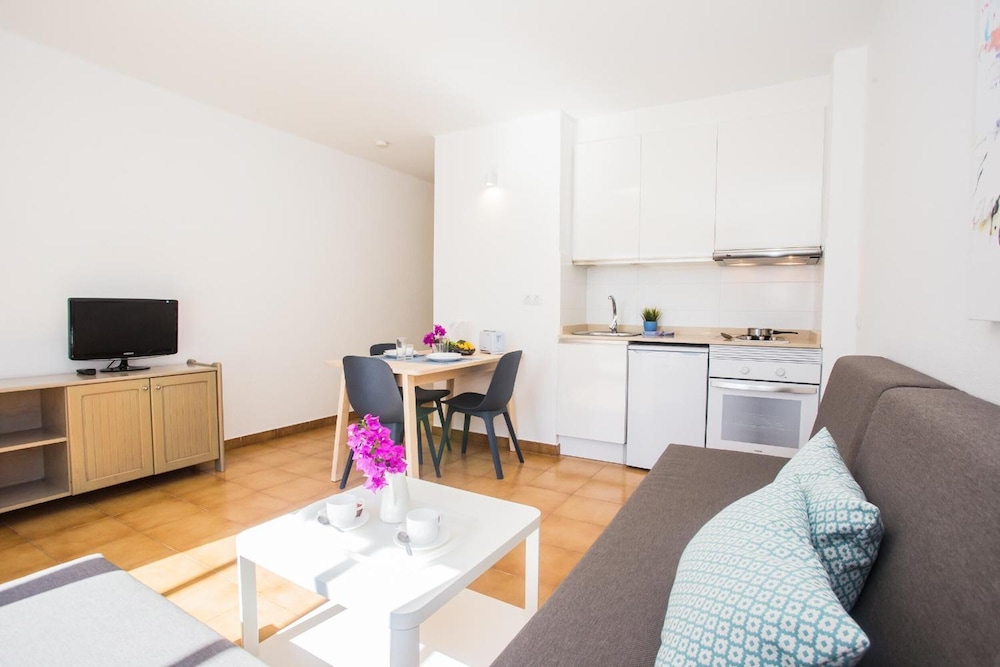 Apartamentos Los Tulipanes — Hotel rooms in Puerto del Carmen, Canary Islands