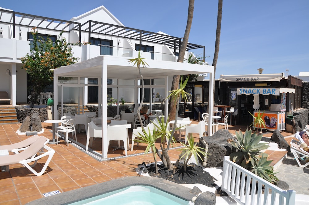 Apartamentos Los Tulipanes — Restaurant & bars in Puerto del Carmen, Canary Islands