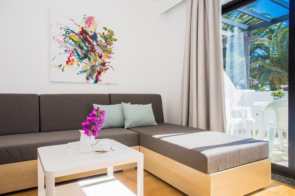 Apartamentos Los Tulipanes — Hotel rooms in Puerto del Carmen, Canary Islands