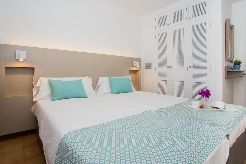 Apartamentos Los Tulipanes — Hotel rooms in Puerto del Carmen, Canary Islands