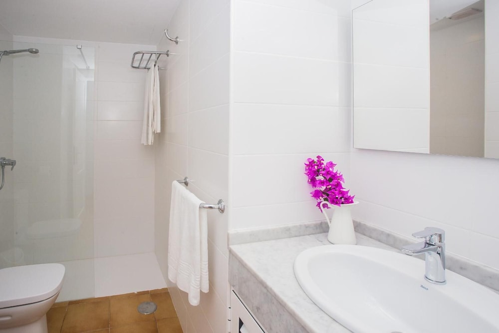 Apartamentos Los Tulipanes — Hotel rooms in Puerto del Carmen, Canary Islands
