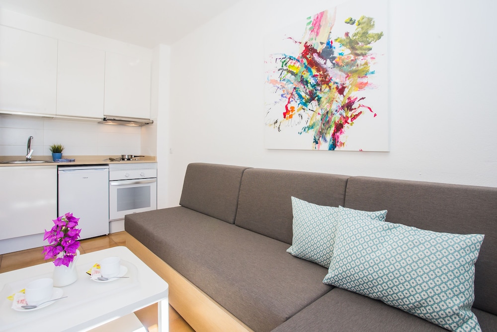 Apartamentos Los Tulipanes — Hotel rooms in Puerto del Carmen, Canary Islands