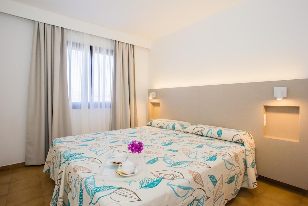 Apartamentos Los Tulipanes — Hotel rooms in Puerto del Carmen, Canary Islands