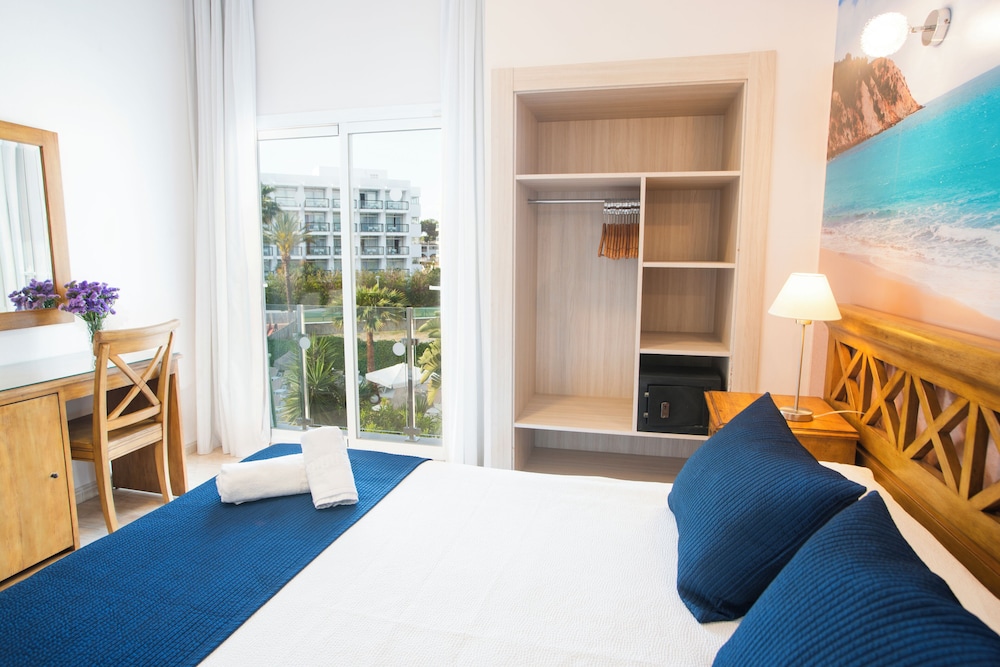 Hostal Mar y Huerta — Hotel rooms in Santa Eulalia, Balearic Islands