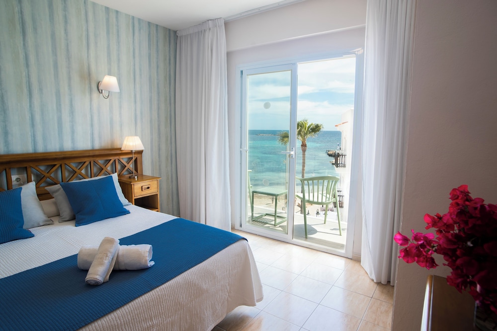 Hostal Mar y Huerta — Hotel rooms in Santa Eulalia, Balearic Islands