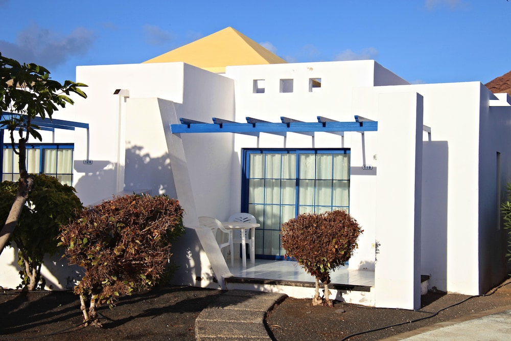 Sandos Atlantic Gardens Hotel - Adults Only — Hotel building in Playa Blanca, Canary Islands