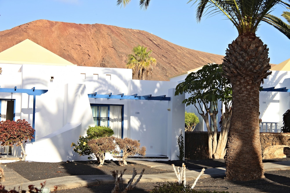 Sandos Atlantic Gardens Hotel - Adults Only — Hotel building in Playa Blanca, Canary Islands