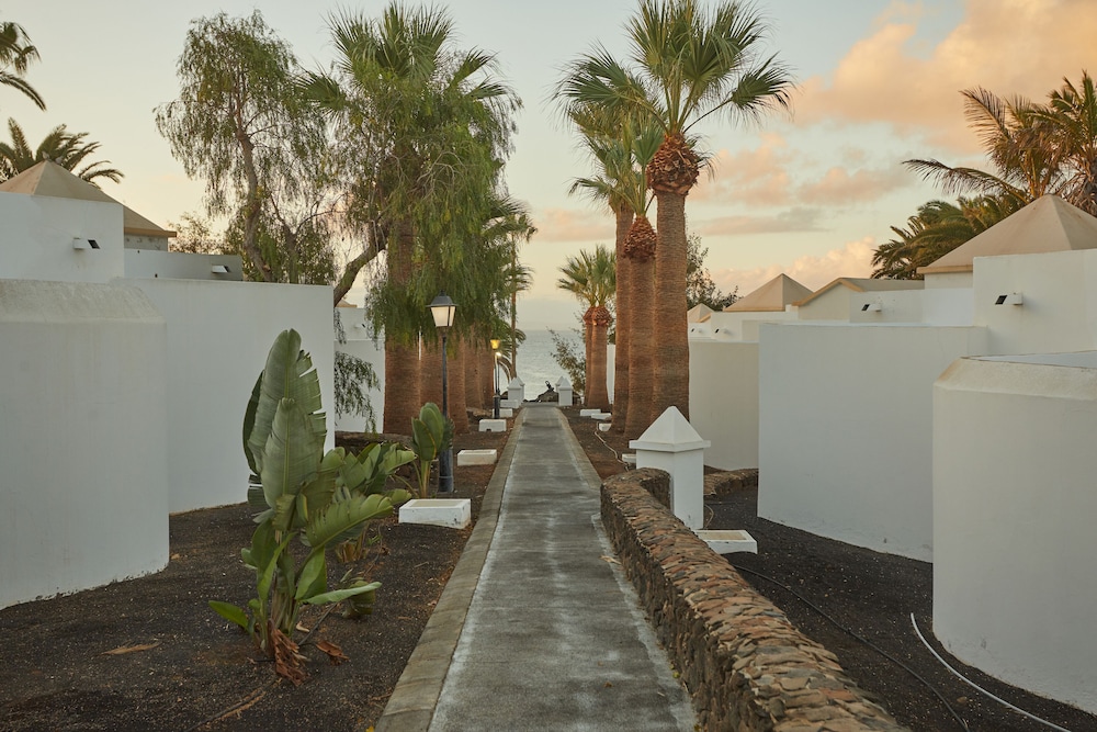 Sandos Atlantic Gardens Hotel - Adults Only — Hotel building in Playa Blanca, Canary Islands