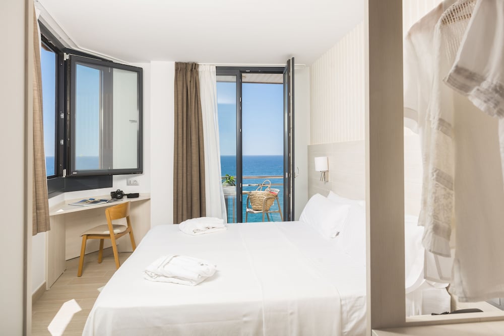 Hotel Marsol — Hotel rooms in Lloret de Mar, Catalonia
