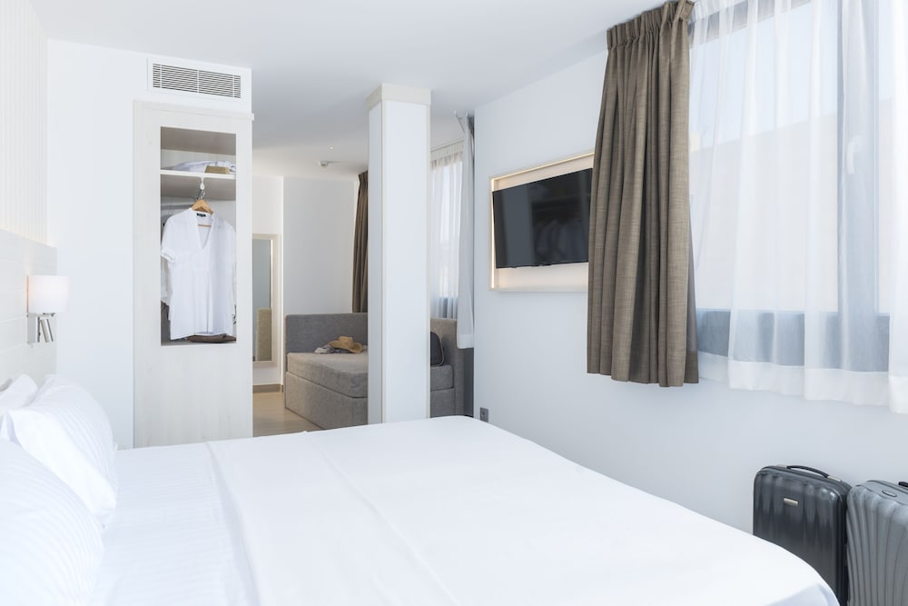 Hotel Marsol — Hotel rooms in Lloret de Mar, Catalonia