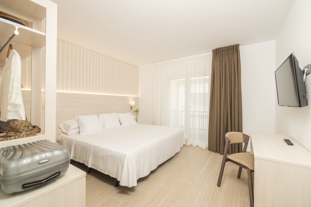Hotel Marsol — Hotel rooms in Lloret de Mar, Catalonia