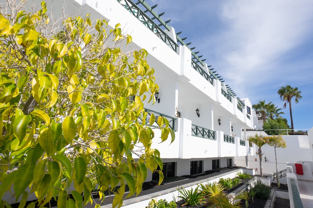 Apartamentos La Moraña — Hotel building in Puerto del Carmen, Canary Islands