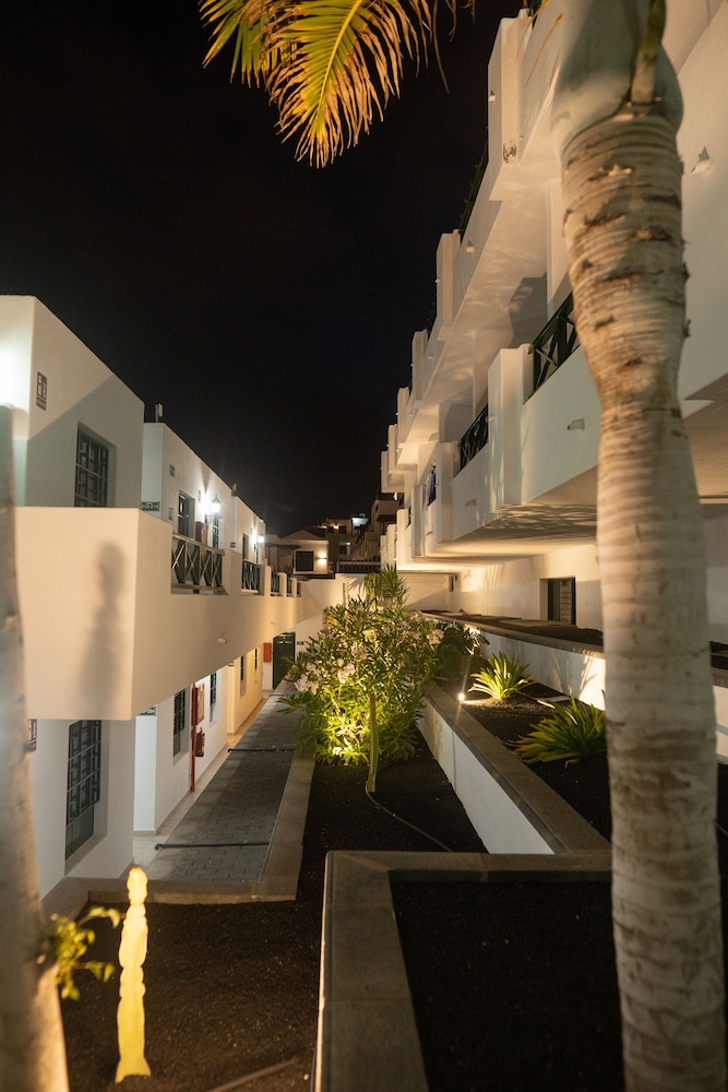 Apartamentos La Moraña — Hotel building in Puerto del Carmen, Canary Islands
