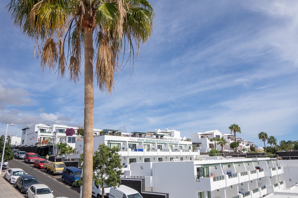 Apartamentos La Moraña — Hotel building in Puerto del Carmen, Canary Islands