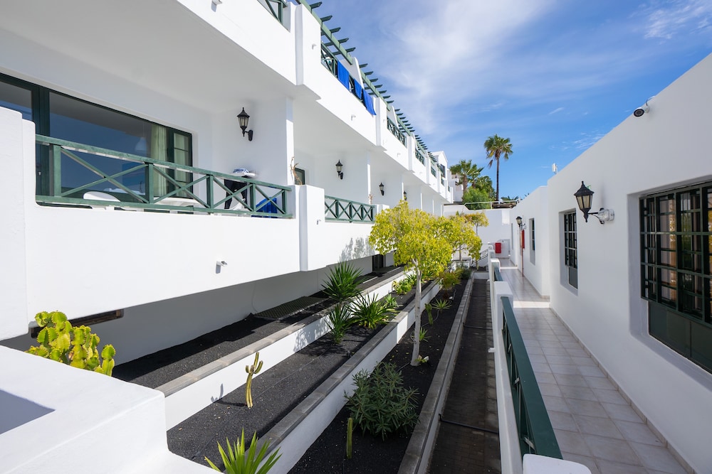 Apartamentos La Moraña — Hotel building in Puerto del Carmen, Canary Islands