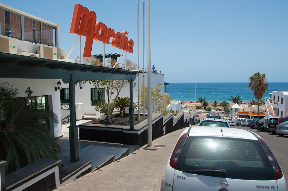 Apartamentos La Moraña — Hotel building in Puerto del Carmen, Canary Islands