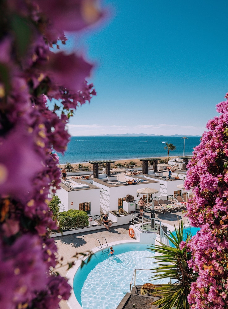 Apartamentos La Moraña — Hotel building in Puerto del Carmen, Canary Islands
