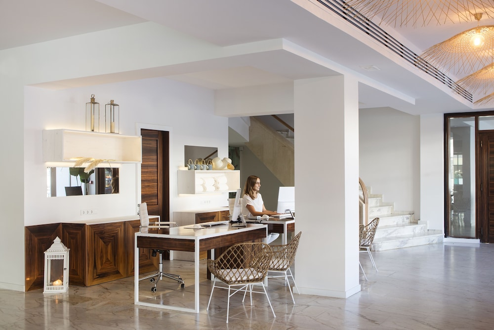 The 15th Boutique Hotel — Hotel building in Lloret de Mar, Catalonia