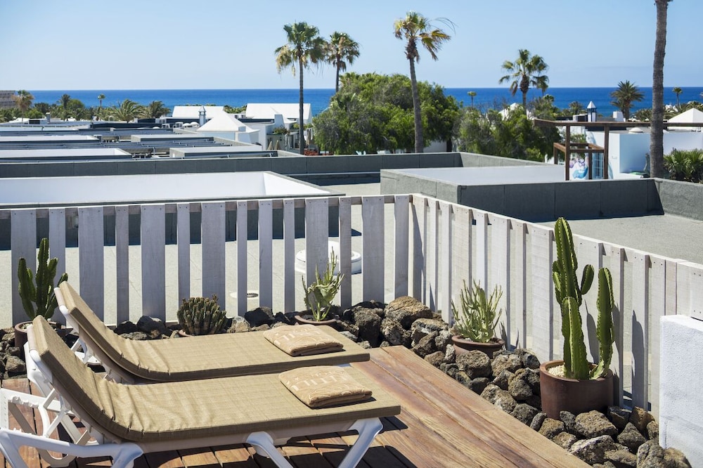 Nautilus Lanzarote — Hotel building in Puerto del Carmen, Canary Islands