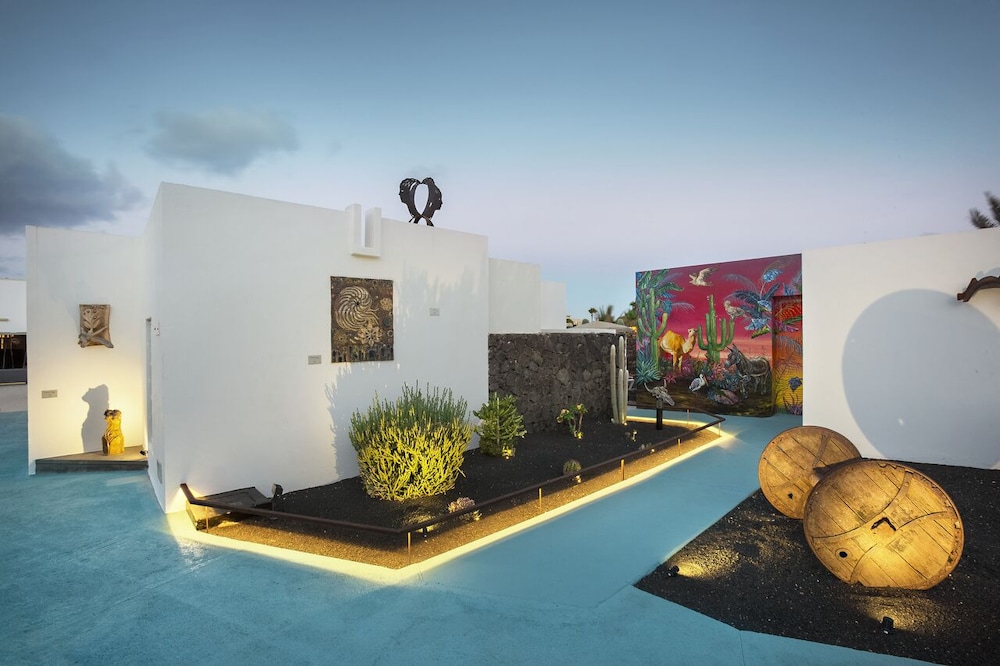 Nautilus Lanzarote — Hotel building in Puerto del Carmen, Canary Islands