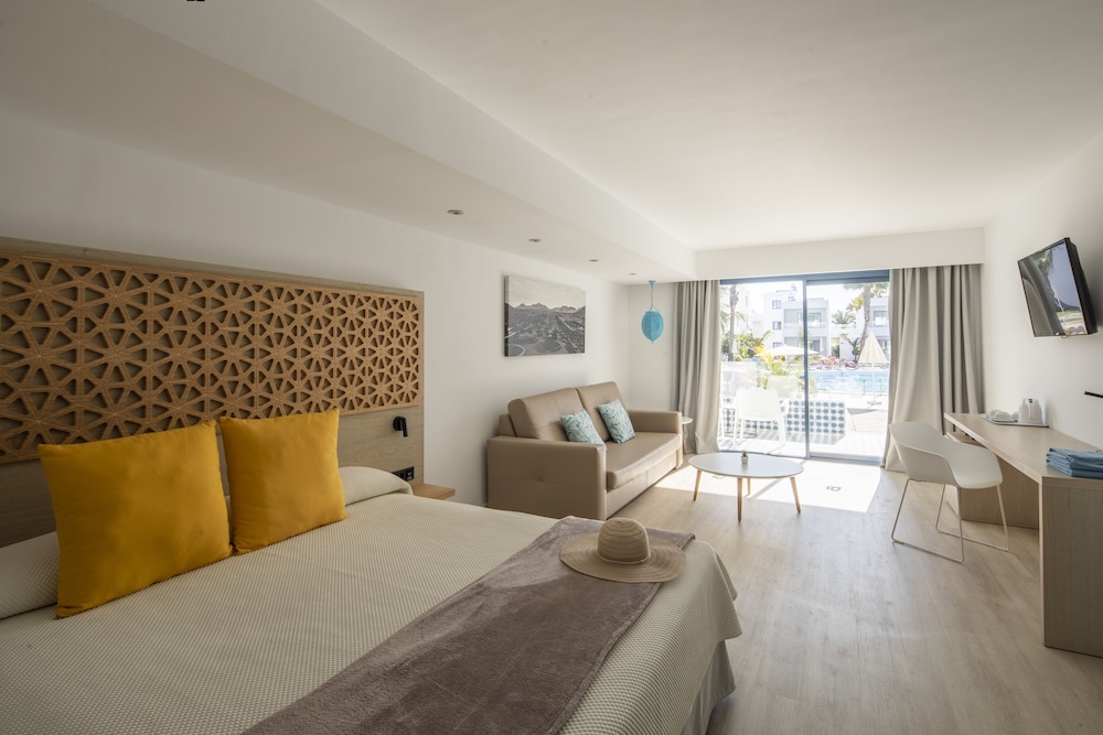 Oasis Lanz Beach Mate — Hotel rooms in Costa Teguise, Canary Islands