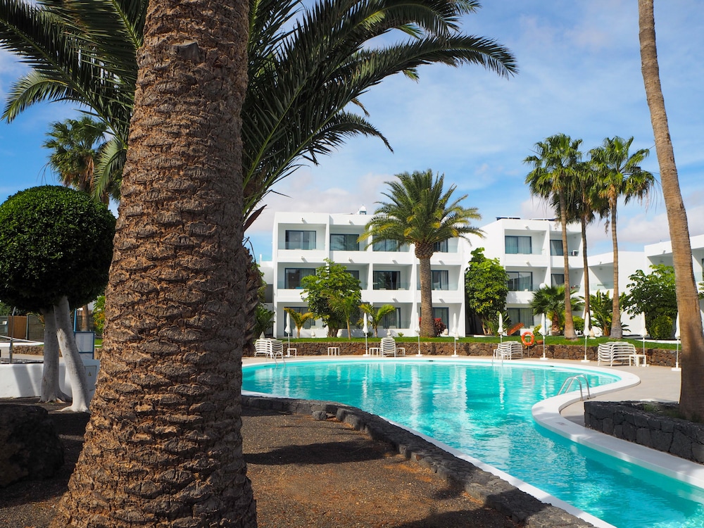 Oasis Lanz Beach Mate — Swimming pool in Costa Teguise, Canary Islands