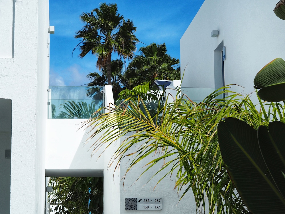 Oasis Lanz Beach Mate — Hotel building in Costa Teguise, Canary Islands