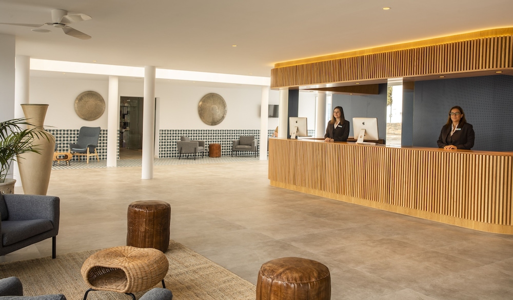 Oasis Lanz Beach Mate — Hotel building in Costa Teguise, Canary Islands