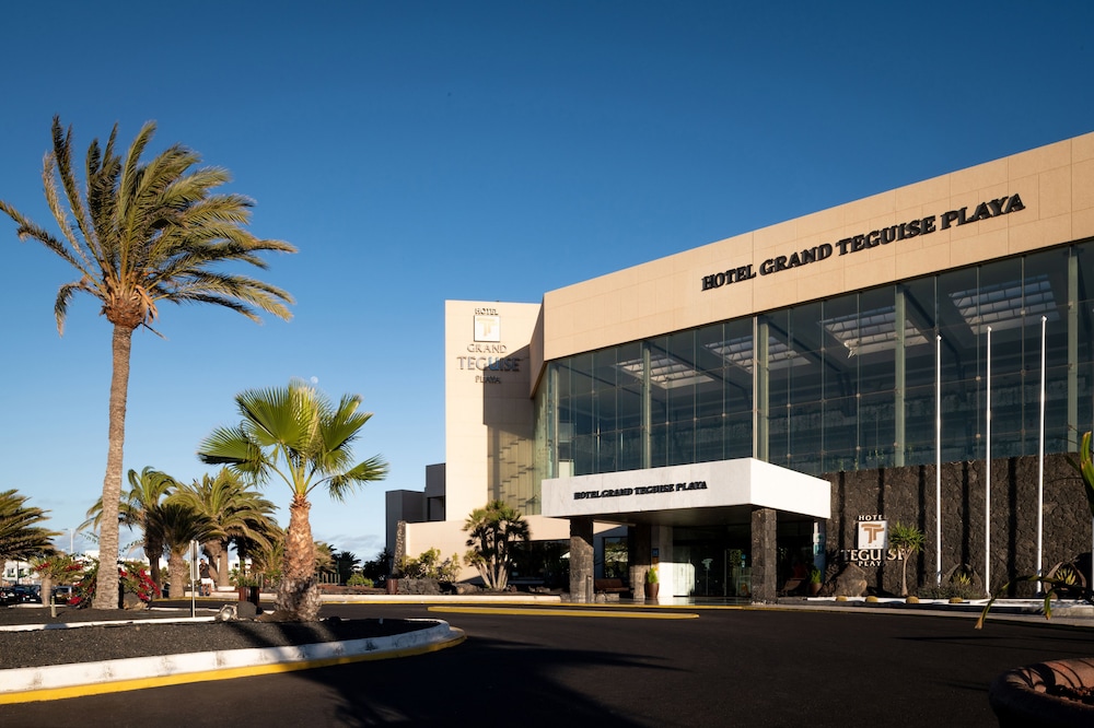 Alexandre Grand Teguise Playa — Hotel building in Costa Teguise, Canary Islands