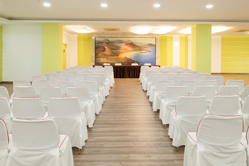 Alexandre Grand Teguise Playa — Hotel building in Costa Teguise, Canary Islands