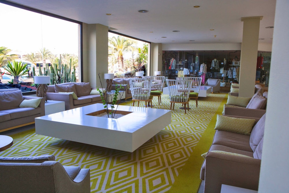 Alexandre Grand Teguise Playa — Hotel building in Costa Teguise, Canary Islands